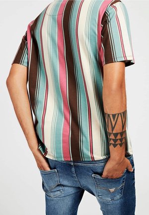 Stribet kortærmet skjorte i brun, tealfarvet og pink; glat stof; har en rund halslinie og en diskret logo detalje på ryggen.