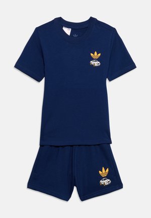 Set tamnoplave majice kratkih rukava i kratkih hlača s narančastim Adidas logom i bijelim grafičkim prikazima trkaćih automobila na prsima i nozi.