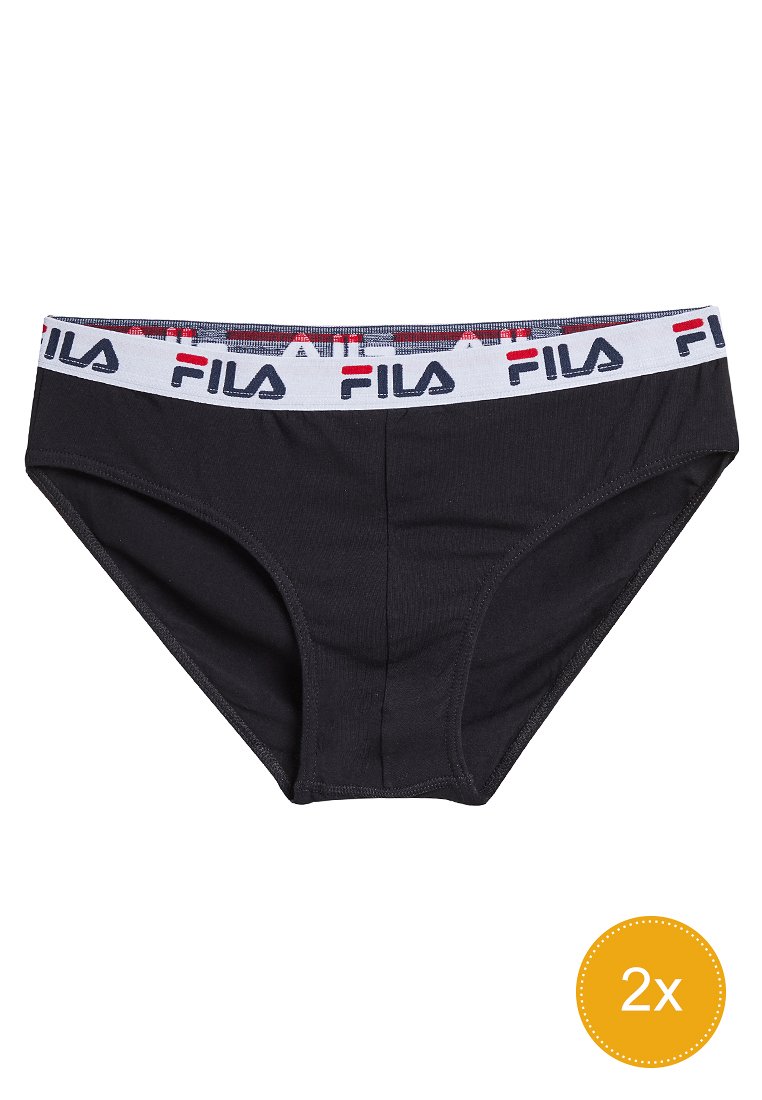 Czarna bielizna z białym paskiem w talii, ozdobiona czerwoną i niebieską marką Fila. Gładka tekstura, klasyczny kształt slipów i brak dodatkowych wzorów.