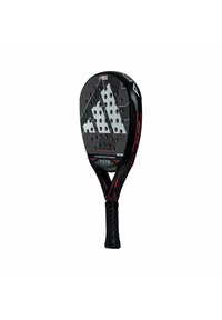Zwarte paddle met een gestructureerd oppervlak en talrijke perforaties. Voorzien van rode accenten en een gestructureerde, zwarte grip. Ontworpen voor sportgebruik.