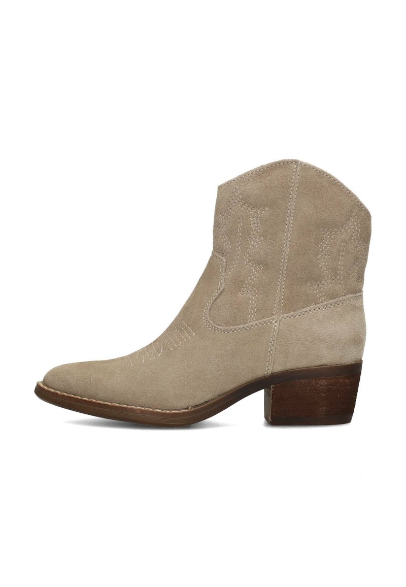 Beige suède enkellaars met een puntige neus, western-stijl stiksels en een lage, gestapelde hak. Heeft een gestructureerde stof en subtiele designaccenten.