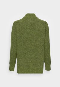 Grönstickad tröja med hög krage, långa ärmar och avslappnad passform; texturerad tyg med ett subtilt mönster genom hela.