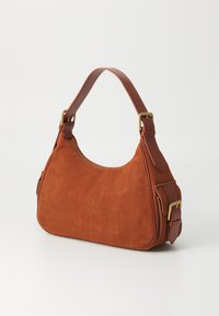 Braune Wildleder-Umhängetasche mit Lederträgern, goldfarbene Schnallen-Details an den Seiten und Reißverschluss oben.