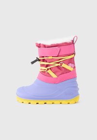 Bunter Schneestiefel mit einem Obermaterial in Pink und Lila, gelben Schnürsenkeln und einem flauschigen weißen Futter. Verfügt über eine strukturierte gelbe Sohle für besseren Halt.