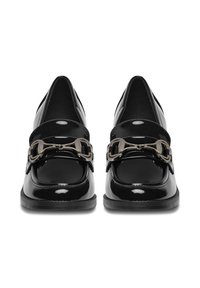 Czarne lakierowane mokasyny ze zaokrąglonym noskiem, ozdobione metalicznym łańcuchem na przodzie i niskim obcasem. Gładka faktura na całej powierzchni.