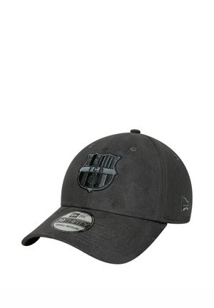 Ciemnoszara czapka z daszkiem z haftowanym logo FC Barcelona na przodzie oraz naklejką New Era 39THIRTY w rozmiarze small-medium na daszku.