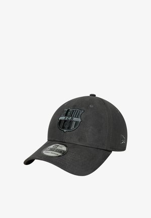 Ciemnoszara czapka z daszkiem z haftowanym logo FC Barcelona na przodzie oraz naklejką New Era 39THIRTY w rozmiarze small-medium na daszku.