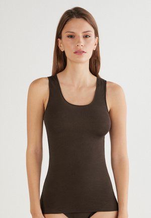 Débardeur marron en tissu doux, avec un col rond et sans manches, silhouette ajustée et texture lisse.