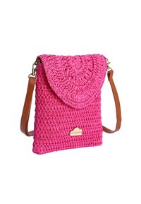 Bolso de ganchillo rosa con una solapa plegable y una correa de hombro marrón. Presenta una textura anudada y un pequeño logotipo de acento.