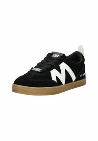 Sneaker in suede nere con accenti bianchi, caratterizzati da un prominente logo 'M', lacci neri e una suola in gomma naturale texturizzata.