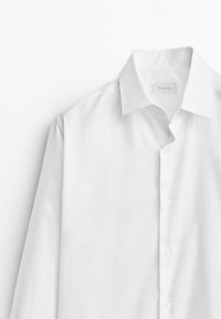 Witte button-up shirt met een klassieke kraag, een gladde textuur en lange mouwen met knoopmanchetten, met minimale stikdetails.