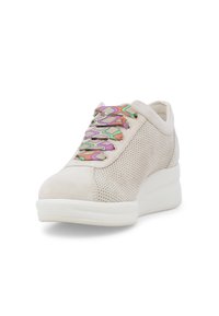 Sneaker beige con collo imbottito e pannelli laterali in rete; presenta lacci colorati a fantasia a onde e una suola spessa bianca.
