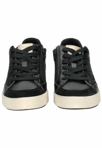 Sneaker nere in pelle liscia con pannello laterale testurizzato, dotate di lacci e chiusura con zip, suola in gomma bianca e colletto imbottito.