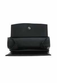 Portefeuille en cuir noir ouvert montrant le compartiment principal avec fermeture à bouton-pression et des poches latérales sur fond blanc.