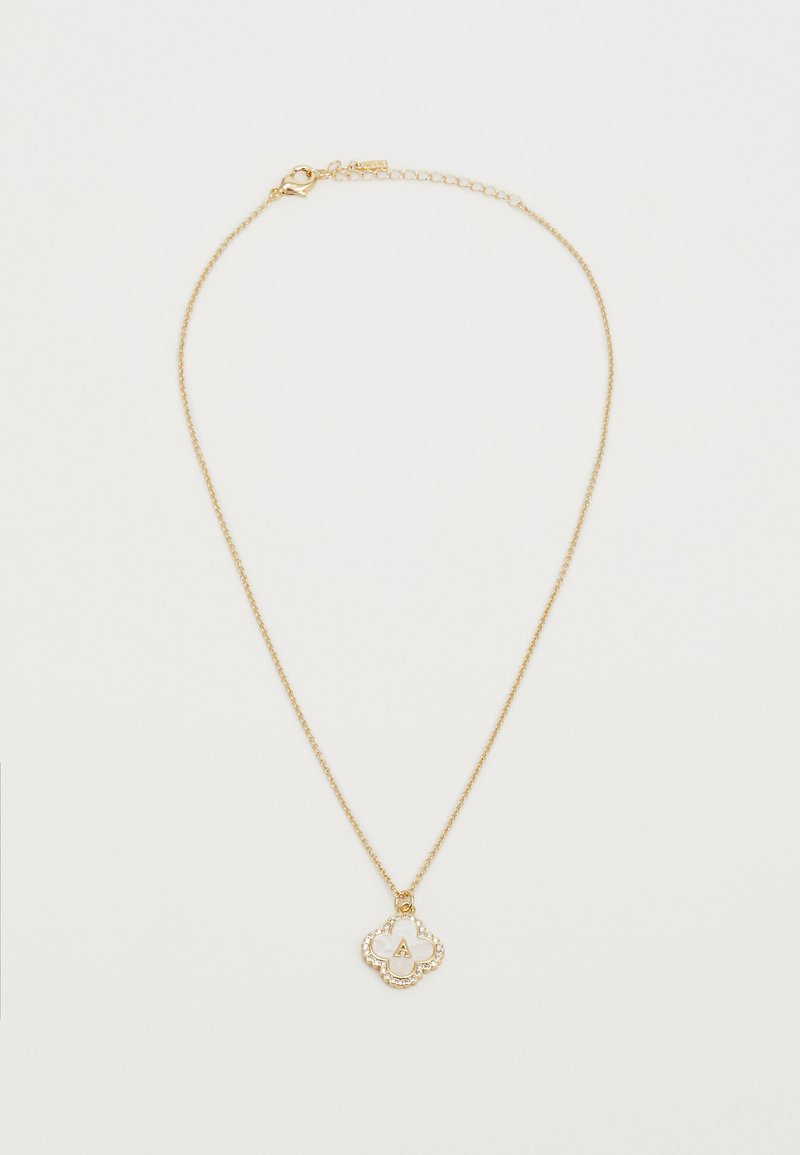 Gullkjede med en blomsterformet anheng som har et sentralt bokstav "A" og omkringliggende klare edelstener. Kjedet er delikat.