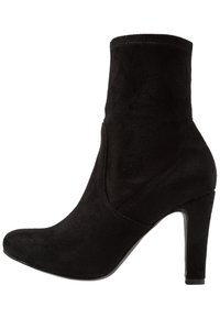 Bottine en daim noir avec un bout pointu, un talon stiletto de hauteur moyenne, et un design lisse et sans coutures. Présente une tige cousue et aucun élément métallique visible.