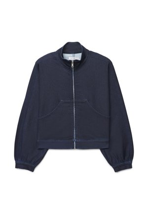Marineblaue Jacke mit Reißverschluss, hohem Kragen, elastischen Bündchen und großen Vorderentaschen, auf weißem Hintergrund dargestellt.