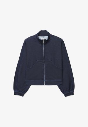 Marineblaue Jacke mit Reißverschluss, hohem Kragen, elastischen Bündchen und großen Vorderentaschen, auf weißem Hintergrund dargestellt.