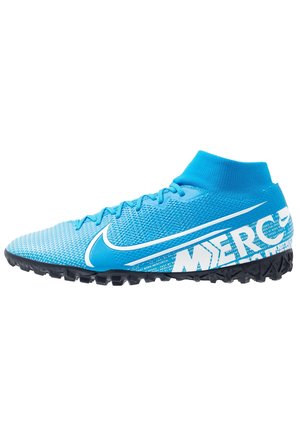 Botín de fútbol Nike Mercurial azul con cuello tipo calcetín, parte superior texturizada, suela negra con tacos y texto de marca blanco en el lateral.