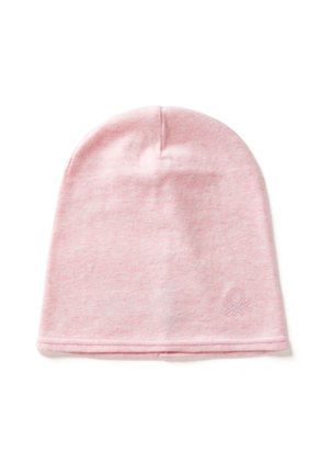 Beanie rosa chiaro realizzato in tessuto morbido, con una parte superiore senza cuciture e un logo goffrato discreto sul lato. Struttura liscia.