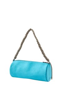 Turkos cylindrisk väska i mjukt mocka, med en flätad metallisk silverrem och ett blixtlås på toppen.