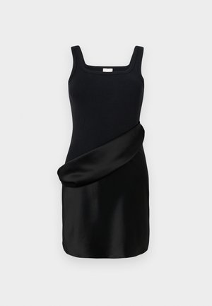 Vestido negro con un top de tirantes acanalado y escote cuadrado, y una falda de satén suave y caída. El diseño combina texturas contrastantes.