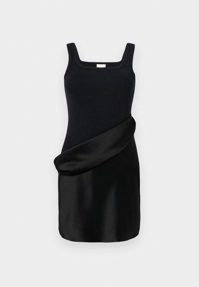 Vestido preto com um topo de tank ribado e decote quadrado, e uma saia de cetim suave e drapeada. O design combina texturas contrastantes.