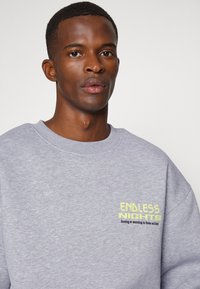 Endless Nights UNIFORM ESSENTIALS LOGO  - Camisola - sport grey