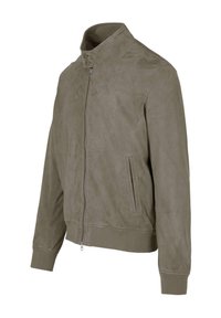 Giubbotto bomber verde oliva realizzato in tessuto liscio e opaco, con colletto alto, chiusura frontale con zip e due tasche laterali.