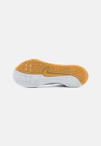 Nike-sko såle med hvit base og gult gummisåle. Har teksturerte mønstre og et fremtredende gult Nike swoosh-detalj.