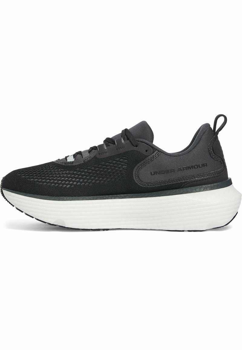 Sneaker sportivo nero con tomaia in rete, accenti riflettenti e una suola spessa in schiuma bianca, dotata di allacciatura tradizionale e colletto imbottito.