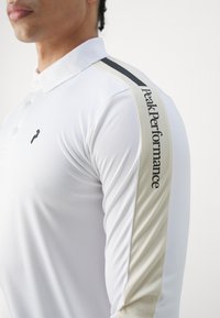 Peak Performance PLAYER - Poloshirts - white/sand fog