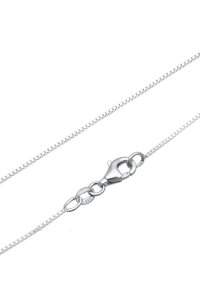 Collana in argento con chiusura a moschettone, caratterizzata da un design a catena e una finitura lucida e lucidata. Marcata con "925" per argento sterling.