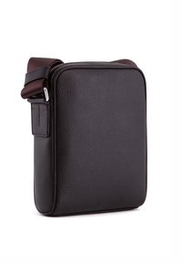 Borsa a spalla nera in pelle con superficie testurizzata, forma rettangolare e tracolla regolabile marrone. Chiusura con zip in cima.