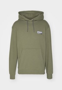 Felpa verde oliva in misto cotone, con tasca frontale, cappuccio regolabile con cordino e una piccola etichetta con il logo sul petto.