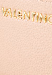 Valentino Bags FEMKE - Maks - cipria