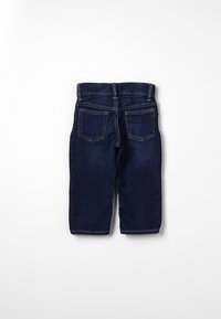 Jeans de mezclilla azul oscuro para toddlers, con bolsillos traseros, presillas para cinturón y costuras en contraste, dispuestos en posición plana sobre un fondo blanco.