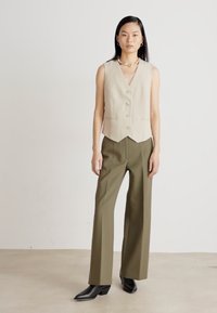 DKNY BUTTON WELT POCKET VEST - Veste - pebble