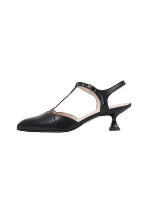 Zapato slingback de cuero negro con tacón bajo, tira en T, punta afilada y pequeño tacón tipo kitten con forma única.