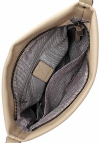 Interno di borsa a tracolla in pelle beige con fodera grigia, dotato di tasca con zip e due scomparti aperti, con patch del marchio impresso ben visibile.