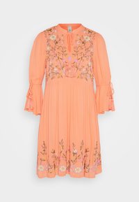 Pfirsichfarbenes Kleid mit floralem Stickerei, rundem Ausschnitt und Schleifendetail. Es hat ausgestellte Ärmel mit Quasten und einen plissierten Rock.