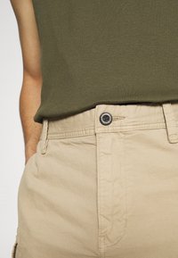 s.Oliver BERMUDA - Calções - beige