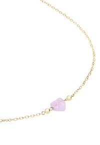 Goldkette mit einem herzförmigen rosafarbenen Kristallanhänger, mit runden goldenen Akzenten, die entlang der Kette platziert sind.