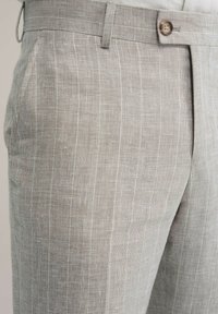 Lichtgrijze linnen broek met een gestructureerde afwerking, voorzien van een subtiele streepdessin en een enkele knopen sluiting bij de taille.