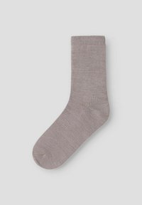 Grå strømpe med en glat tekstur, der har en ribbet kant. Designet er enkelt og ensfarvet, uden mønstre eller bemærkelsesværdige detaljer.