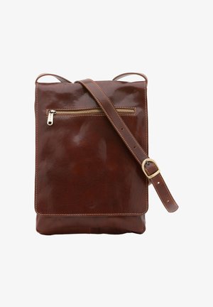 Sac bandoulière en cuir marron avec poche zippée sur le devant, fermeture par rabat, et sangle réglable avec boucle en métal, présenté sur fond blanc.