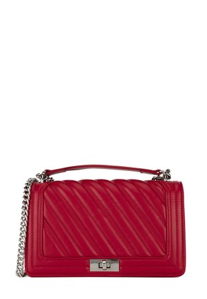 Rote, gesteppte Lederhandtasche mit silberner Kettenriemen und rechteckigem silbernem Drehverschluss an der vorderen Klappe.