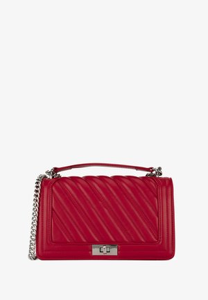 Rote, gesteppte Lederhandtasche mit silberner Kettenriemen und rechteckigem silbernem Drehverschluss an der vorderen Klappe.