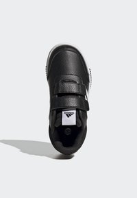 Sneakers neri con un upper in pelle textured, due strappi in velcro e una suola bianca. Presentano un logo bianco e un collo imbottito per il comfort.