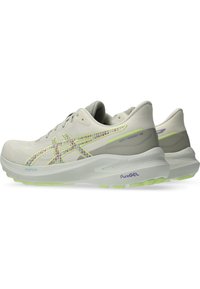 Hellgraue Laufschuhe mit einem strukturierten Mesh-Obermaterial, reflektierenden Akzenten, gedämpfter Sohle und grünem Gummilaufsohle. Mit ASICS-Branding.